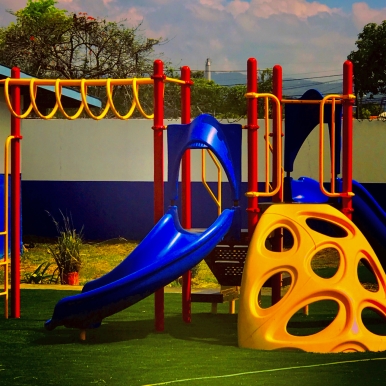 Parque escolar en Republica de Guatemala por Playtime Panama modelo de playworld systmes